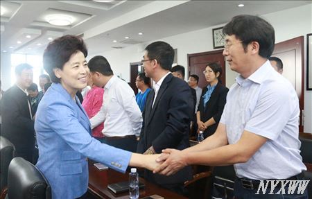 自治区主席咸辉看望慰问威斯尼斯教师